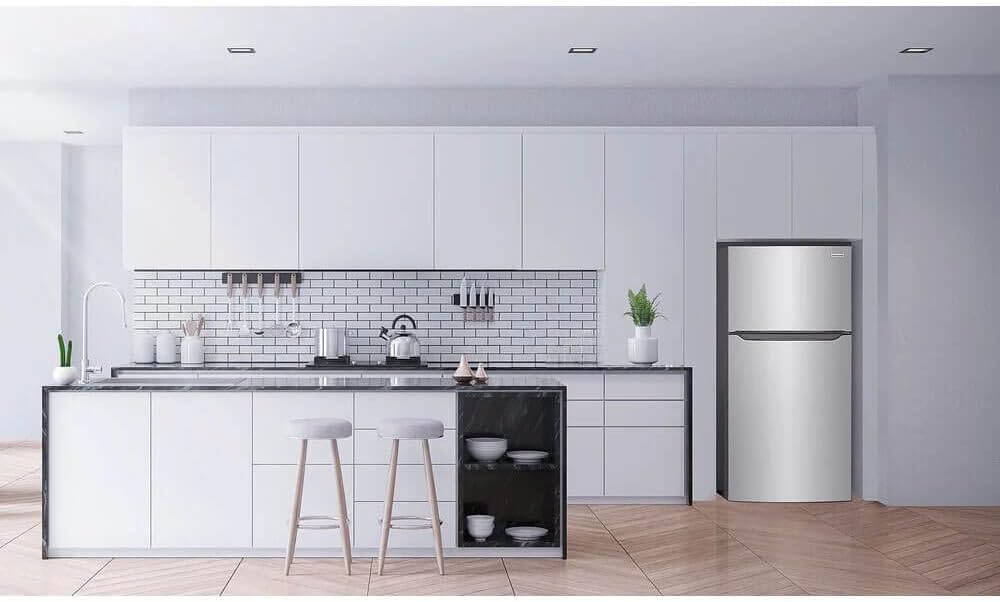 30 Inch Top Freezer Refrigerator with 18.3 cu. ft. Total Capacity Q39995